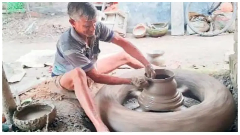 ঐতিহ্যের পতন: শ্যামনগরে অস্তাচলে মৃৎশিল্প, জীবিকার টানে পেশা বদল