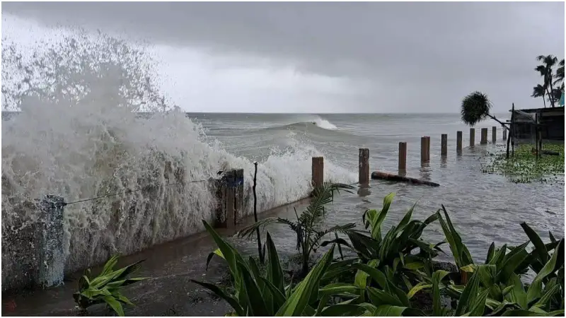 জোয়ারে ডুবে মৃত্যু, দ্বীপে বন্দী হাজারো পরিবার: উত্তাল সাগরের থাবায় কক্সবাজার!