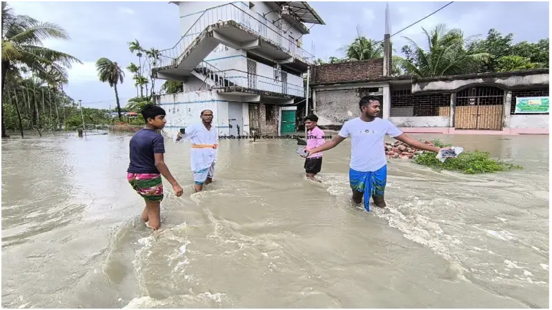 নোয়াখালীতে ডুবে গেছে ঘরবাড়ি, মাছের ঘের ও ফসল নোয়াখালীতে ডুবে গেছে ঘরবাড়ি, মাছের ঘের ও ফসল
