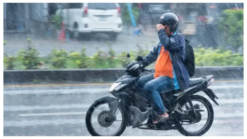 বর্ষায় বাইক চালাচ্ছেন? সাবধান হোন! বর্ষায় বাইক চালাচ্ছেন? সাবধান হোন!