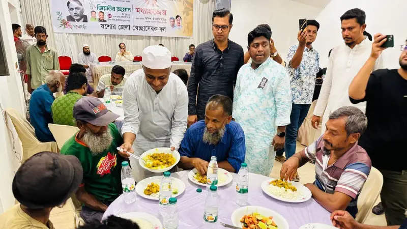 জিয়াউর রহমানের মৃত্যুবার্ষিকীতে যশোরে শ্রমজীবীদের সম্মানে মধ্যাহ্নভোজ জিয়াউর রহমানের মৃত্যুবার্ষিকীতে যশোরে শ্রমজীবীদের সম্মানে মধ্যাহ্নভোজ