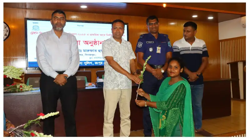 রংপুরে কনস্টেবল পদে উত্তীর্ণ ৪০ প্রার্থীকে ফুলেল শুভেচ্ছা জেলা পুলিশের রংপুরে কনস্টেবল পদে উত্তীর্ণ ৪০ প্রার্থীকে ফুলেল শুভেচ্ছা জেলা পুলিশের