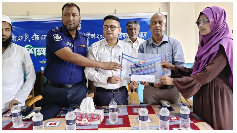 এইচএসসি পরীক্ষার্থীদের হাতে ৭ ধরনের শিক্ষাসামগ্রী দিল উপজেলা প্রশাসন এইচএসসি পরীক্ষার্থীদের হাতে ৭ ধরনের শিক্ষাসামগ্রী দিল উপজেলা প্রশাসন