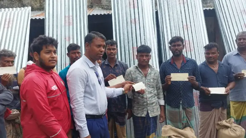 জোয়ারে বিধ্বস্ত ঘরবাড়ি, জরুরি সহায়তা নিয়ে পাশে হাতিয়া উপজেলা প্রশাসন জোয়ারে বিধ্বস্ত ঘরবাড়ি, জরুরি সহায়তা নিয়ে পাশে হাতিয়া উপজেলা প্রশাসন