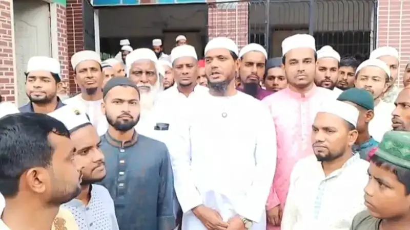 সিন্ডিকেট তৈরি করে জোরপূর্বক কম দামে মাছ নিয়ে নেওয়া হচ্ছে! সিন্ডিকেট তৈরি করে জোরপূর্বক কম দামে মাছ নিয়ে নেওয়া হচ্ছে!