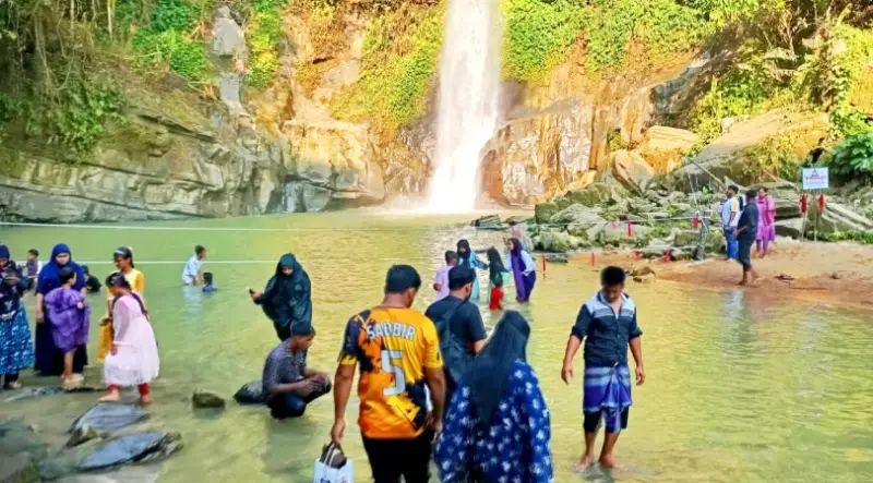 মাধবকুন্ডে ঈদের আনন্দে পর্যটকদের ঢল মাধবকুন্ডে ঈদের আনন্দে পর্যটকদের ঢল