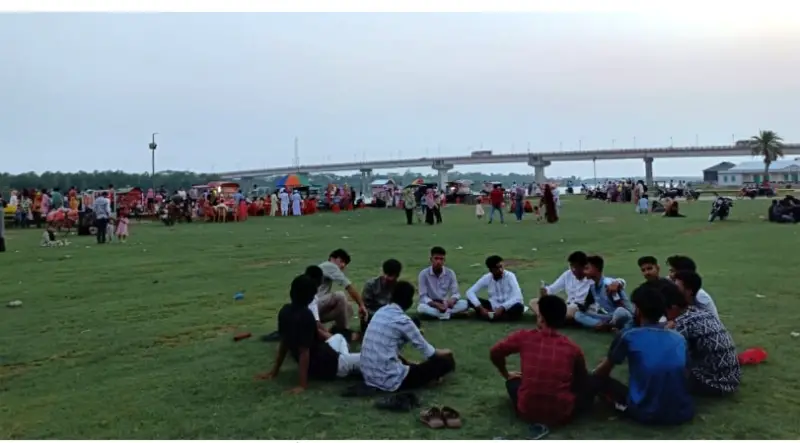 হ্যালিপ্যাডে ভিড়, নদী যেন টানে প্রশান্তির স্পর্শে হ্যালিপ্যাডে ভিড়, নদী যেন টানে প্রশান্তির স্পর্শে