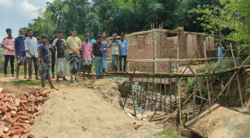 চলাচলে বাঁশ, জীবনে রাশ -রাঙ্গুনিয়ায় ভাঙা কালভার্টে দুর্ভোগ চলাচলে বাঁশ, জীবনে রাশ -রাঙ্গুনিয়ায় ভাঙা কালভার্টে দুর্ভোগ