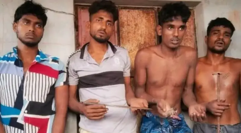 সাতক্ষীরার মৎস্যঘেরে ডাকাতির চেষ্টাকালে আটক ৪ সাতক্ষীরার মৎস্যঘেরে ডাকাতির চেষ্টাকালে আটক ৪