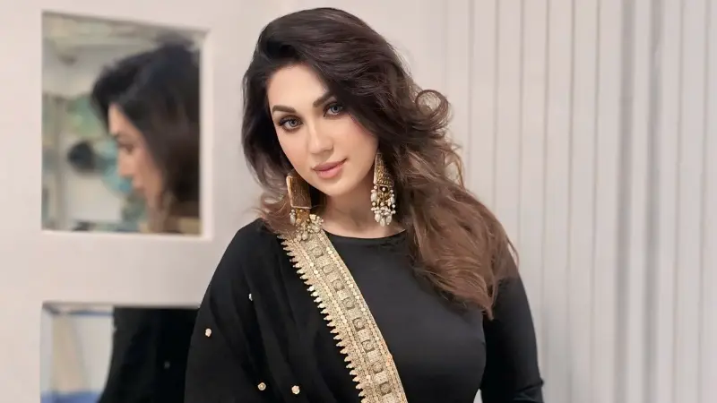“সিনেমা নেই, কাজ নেই—তখন আমার নামটাই তুলবে”: অপু বিশ্বাস “সিনেমা নেই, কাজ নেই—তখন আমার নামটাই তুলবে”: অপু বিশ্বাস