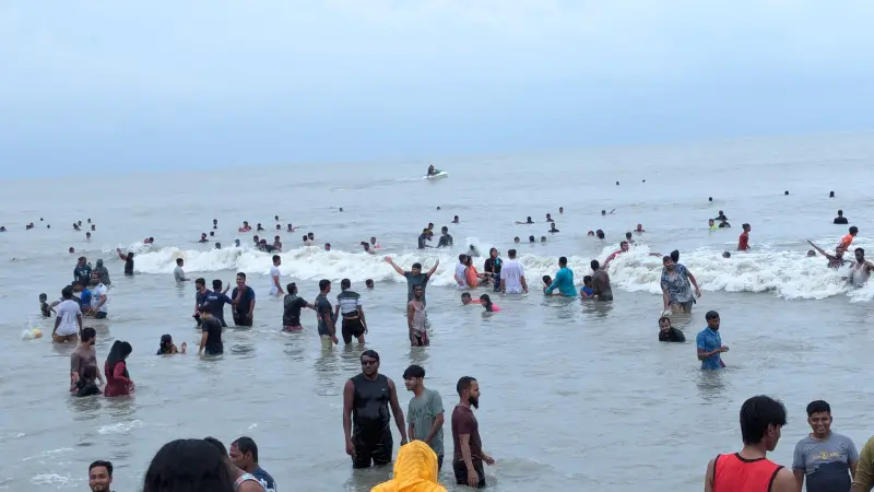 পর্যটকদের ঢেউ কমছেনা কুয়াকাটায় পর্যটকদের ঢেউ কমছেনা কুয়াকাটায়