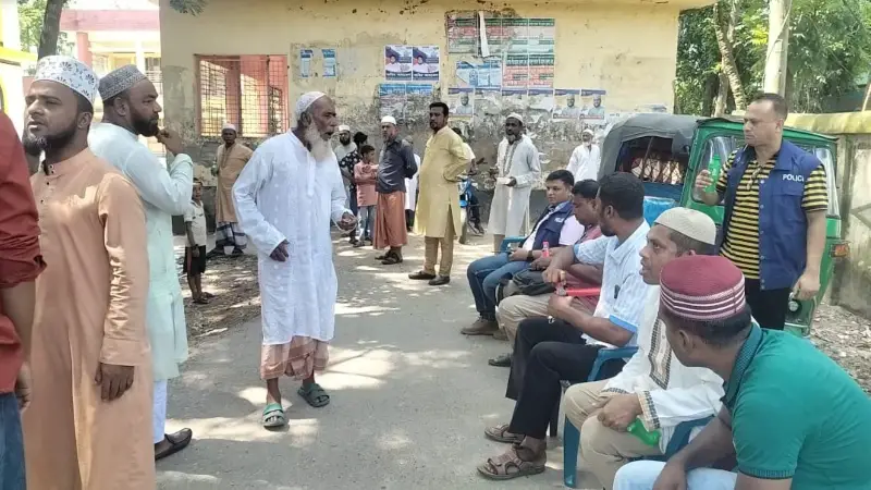 পুলিশি পাহাড়ায় জুম্মার নামাজ! পুলিশি পাহাড়ায় জুম্মার নামাজ!