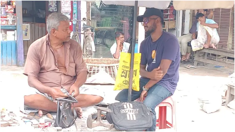 ৪০ বছর জুতা সেলাই আর রং করেই চলে সংসার ৪০ বছর জুতা সেলাই আর রং করেই চলে সংসার
