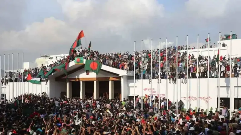 ‘জুলাই যোদ্ধা’ ও ‘জুলাই শহীদ’দের জন্য পুনর্বাসন ও সহায়তা নীতিমালা ঘোষণ ‘জুলাই যোদ্ধা’ ও ‘জুলাই শহীদ’দের জন্য পুনর্বাসন ও সহায়তা নীতিমালা ঘোষণ