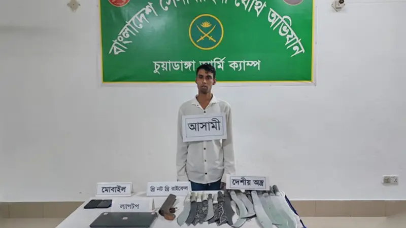 অস্ত্রসহ ছাত্রদল নেতাকে আটক করেছে সেনাবাহিনী অস্ত্রসহ ছাত্রদল নেতাকে আটক করেছে সেনাবাহিনী