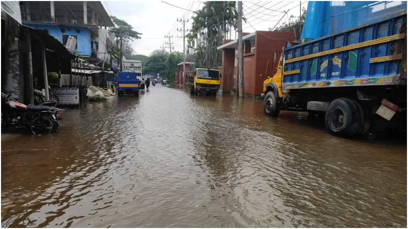 বৃষ্টিতে শহরে জলাবদ্ধতা, নৌযান চলাচল বন্ধ—ট্রলারডুবি বৃষ্টিতে শহরে জলাবদ্ধতা, নৌযান চলাচল বন্ধ—ট্রলারডুবি