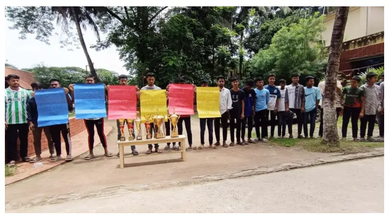 খেলার মাঠ দখল করে পশুর হাট: মাঠ ফিরে পেতে শিক্ষার্থীদের আন্দোলন 