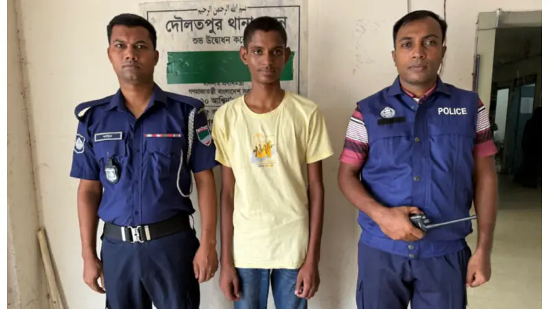 ভ্যানচালকের ছদ্মবেশে পালিয়ে থাকা খুনি ধরা পড়ল দৌলতপুরে