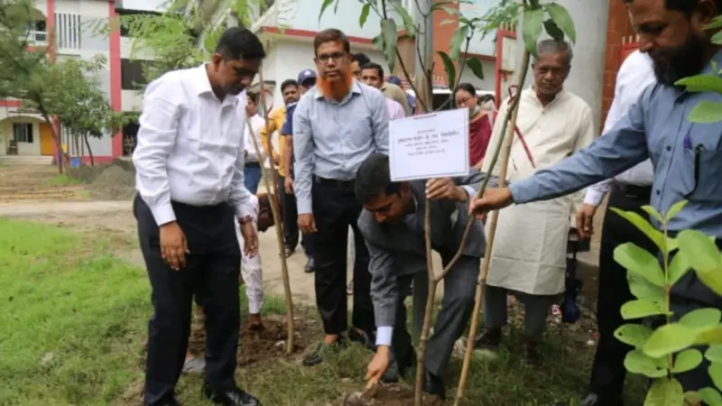 হাটহাজারীতে বিভাগীয় কমিশনার ড. জিয়াউদ্দিন হাটহাজারীতে বিভাগীয় কমিশনার ড. জিয়াউদ্দিন