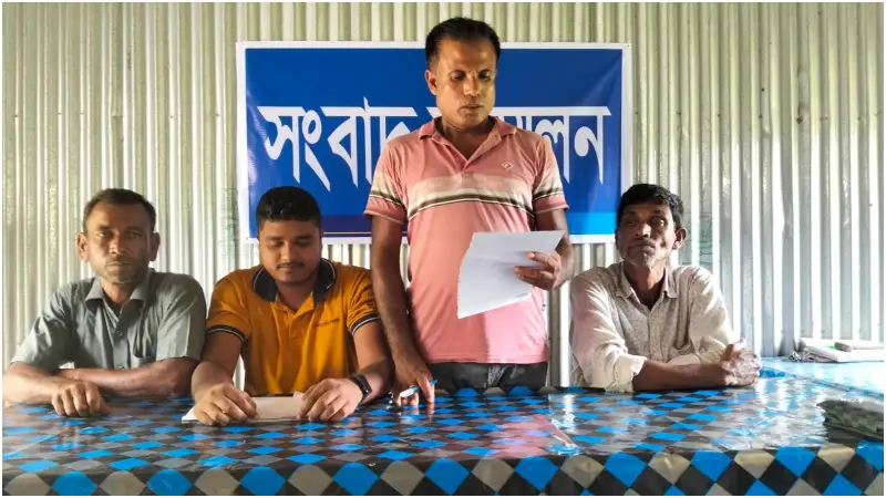 ৫৬ জন কৃষকের চেক ফেরত পেতে সংবাদ সম্মেলন অনুষ্ঠিত ৫৬ জন কৃষকের চেক ফেরত পেতে সংবাদ সম্মেলন অনুষ্ঠিত