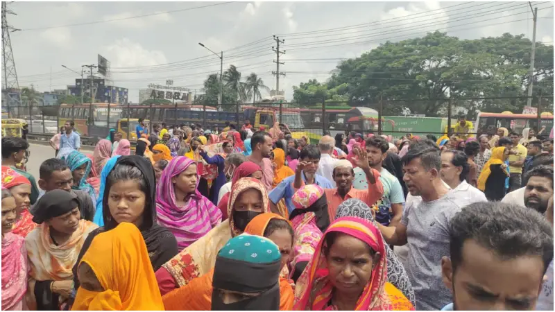 সোনারগাঁয়ে বকেয়া বেতনের দাবিতে শ্রমিকদের মহাসড়ক অবরোধ ও বিক্ষোভ