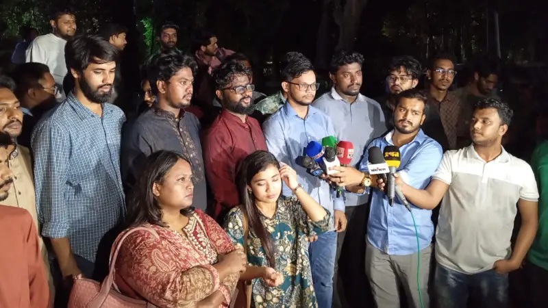ঢাবিতে ককটেল বিস্ফোরণের ঘটনায় গণতান্ত্রিক ছাত্র সংসদের তাৎক্ষণিক বিক্ষোভ মিছিল ঢাবিতে ককটেল বিস্ফোরণের ঘটনায় গণতান্ত্রিক ছাত্র সংসদের তাৎক্ষণিক বিক্ষোভ মিছিল