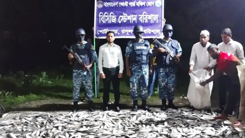 কোস্টগার্ডের অভিযানে বিপুল পরিমাণ জাটকা জব্দ কোস্টগার্ডের অভিযানে বিপুল পরিমাণ জাটকা জব্দ