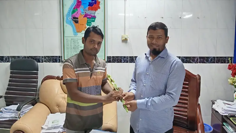 ইউএনও’র রজনীগন্ধা হাতে বদলে গেল খাইরুলের জীবন ইউএনও’র রজনীগন্ধা হাতে বদলে গেল খাইরুলের জীবন