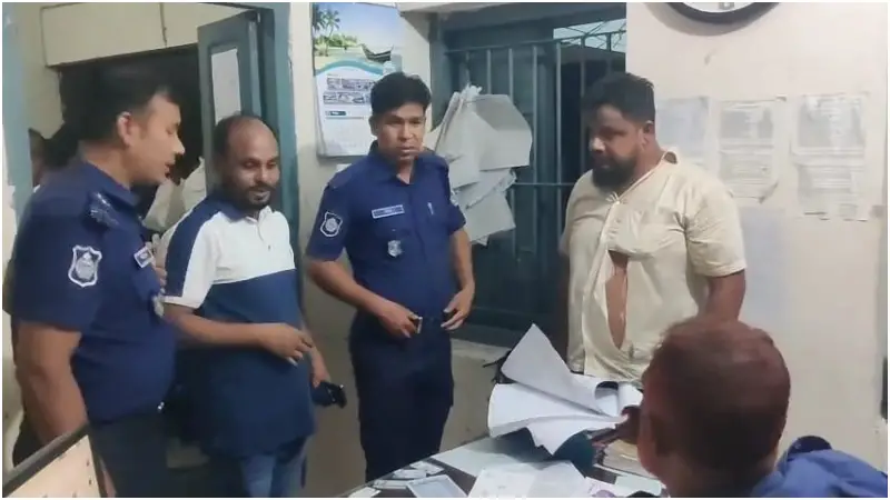 স্বেচ্ছাসেবকলীগ নেতাকে ধরে পুলিশে দিলো ছাত্রদল স্বেচ্ছাসেবকলীগ নেতাকে ধরে পুলিশে দিলো ছাত্রদল