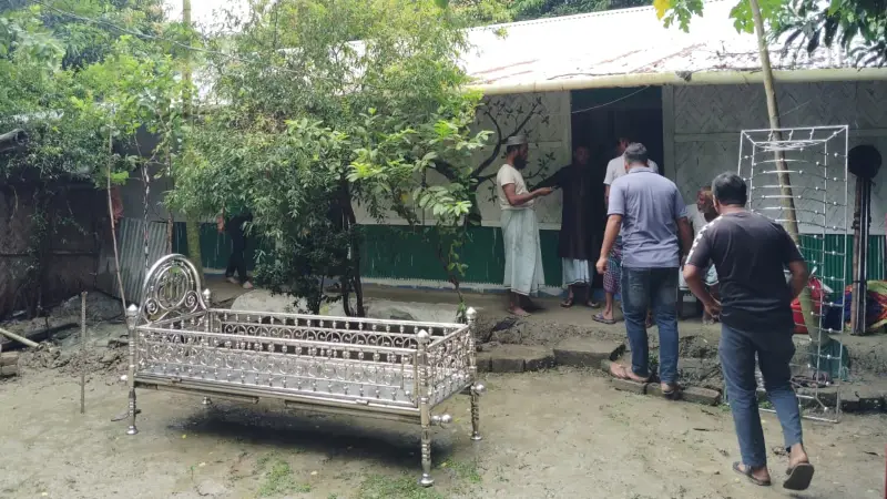 বাড়িতে বাবার মরদেহ রেখে পরীক্ষাকেন্দ্রে নুসরাত বাড়িতে বাবার মরদেহ রেখে পরীক্ষাকেন্দ্রে নুসরাত