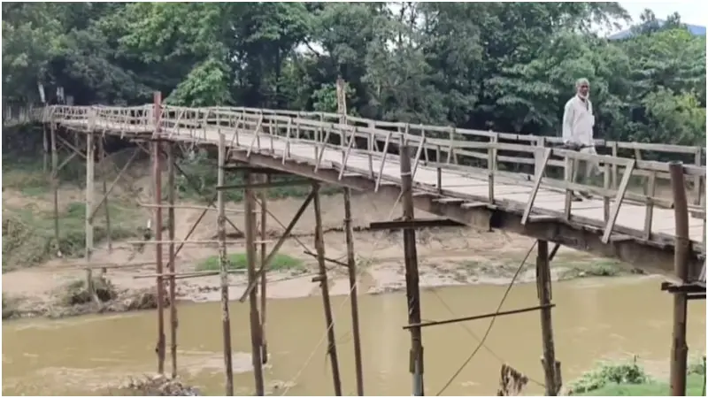 নারায়নহাটে হালদায় সেতু নেই, জীর্ণ সাঁকো দিয়ে ঝুঁকি নিয়ে পারাপার নারায়নহাটে হালদায় সেতু নেই, জীর্ণ সাঁকো দিয়ে ঝুঁকি নিয়ে পারাপার