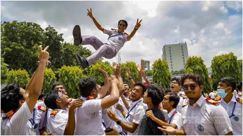 ফুলে ফাঁপিয়ে মার্ক দেওয়ার দিন শেষ, আজ দুপুর দুইটায় এসএসসির ফলাফল প্রকাশ! ফুলে ফাঁপিয়ে মার্ক দেওয়ার দিন শেষ, আজ দুপুর দুইটায় এসএসসির ফলাফল প্রকাশ!