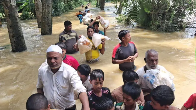 ফেনীতে বন্যার পানি একদিকে নামছে, অন্যদিকে বাড়ছে: প্লাবিত ৩ উপজেলার ১১৪ গ্রাম ফেনীতে বন্যার পানি একদিকে নামছে, অন্যদিকে বাড়ছে: প্লাবিত ৩ উপজেলার ১১৪ গ্রাম