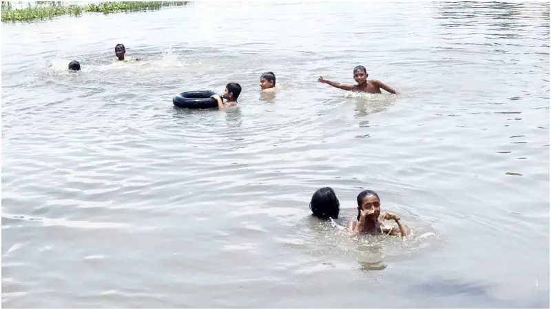 কাউনিয়ায় তীব্র গরমে জনজীবন অতিষ্ঠ কাউনিয়ায় তীব্র গরমে জনজীবন অতিষ্ঠ