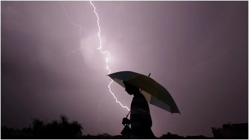 বজ্রপাত থেকে বাঁচতে যা করবেন, যা করবেন না—আর বজ্রাঘাতে কীভাবে দেবেন প্রাথমিক চিকিৎসা বজ্রপাত থেকে বাঁচতে যা করবেন, যা করবেন না—আর বজ্রাঘাতে কীভাবে দেবেন প্রাথমিক চিকিৎসা