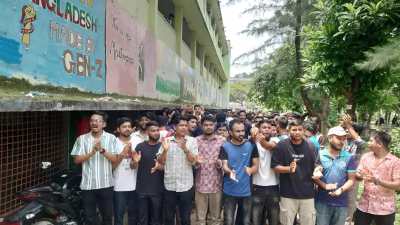 কুমিল্লা ভিক্টোরিয়া কলেজে শিক্ষক ও শিক্ষার্থীদের পাল্টাপাল্টি কর্মসূচি