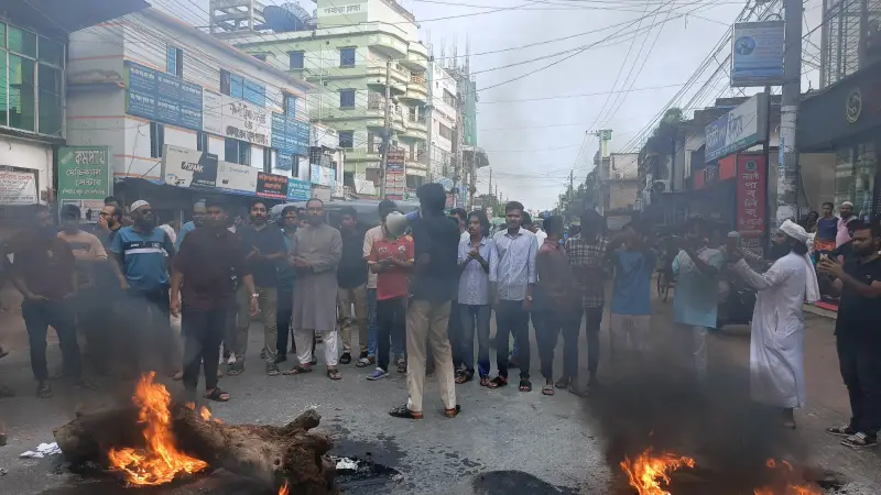 নওগাঁয় সড়ক অবরোধ করে ছাত্রজনতা ও এনসিপির বিক্ষোভ