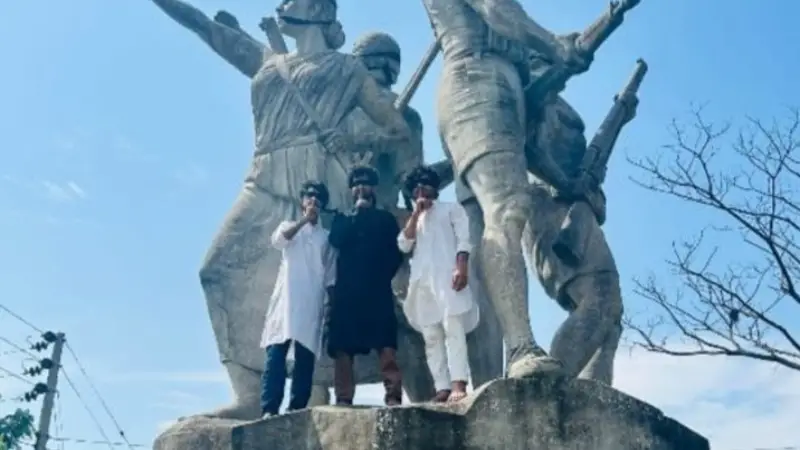 মীর মুগ্ধের অনুরোধে ‘অদম্য বাংলা’ ভাস্কর্যে কালো কাপড়