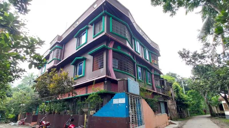 রাজমিস্ত্রি থেকে এনজিও মালিক, অল্পদিনেই কোটিপতি! তৈরি করেছেন আলিশান বাড়ি