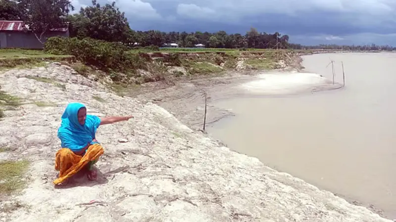 পুরাতন ব্রহ্মপুত্রের ভাঙনে বিলীন হচ্ছে বসতভিটা, ফসলি জমি পুরাতন ব্রহ্মপুত্রের ভাঙনে বিলীন হচ্ছে বসতভিটা, ফসলি জমি