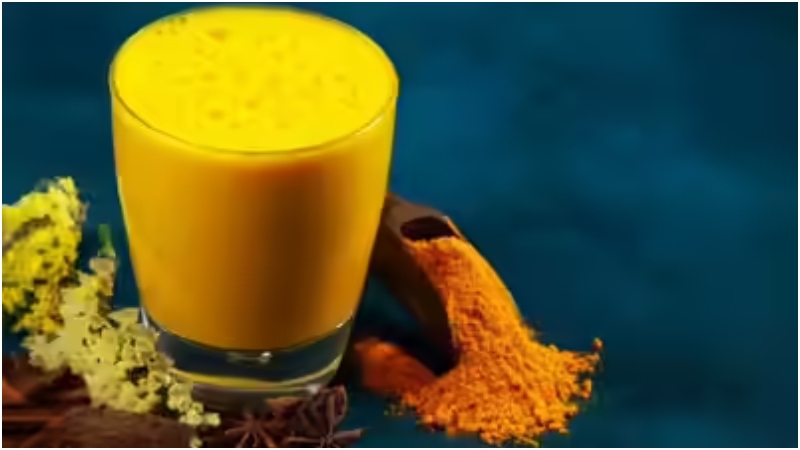 গরম হলুদ দুধের ১০টি এমন উপকার, যা জানলে আজ থেকেই খেতে শুরু করবেন