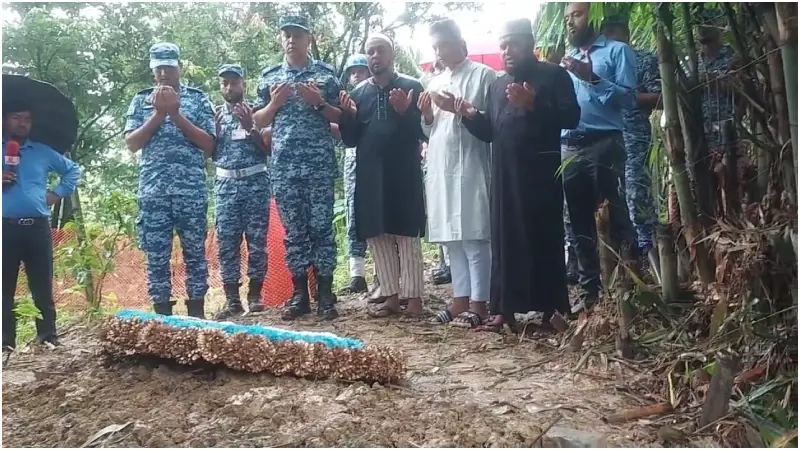 মাইলস্টোনে নিহত শিক্ষার্থী ও অভিভাবকের কবরে বিমান বাহিনীর প্রধানের শ্রদ্ধা নিবেদন মাইলস্টোনে নিহত শিক্ষার্থী ও অভিভাবকের কবরে বিমান বাহিনীর প্রধানের শ্রদ্ধা নিবেদন