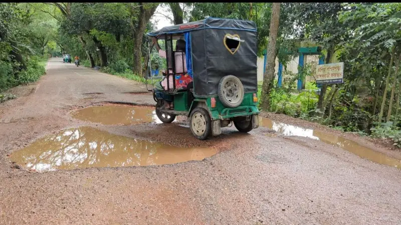 খানাখন্দে ভরা সড়কে ঝুঁকিপূর্ণ যান চলাচল