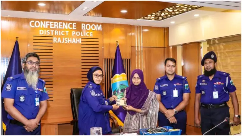 হারিয়ে যাওয়া ৫১টি মোবাইল ফোন ফিরিয়ে দিলেন রাজশাহীর পুলিশ সুপার