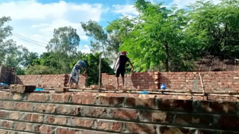 তাড়াশে সরকারি রাস্তা দখল করে ভবন নির্মাণের অভিযোগ