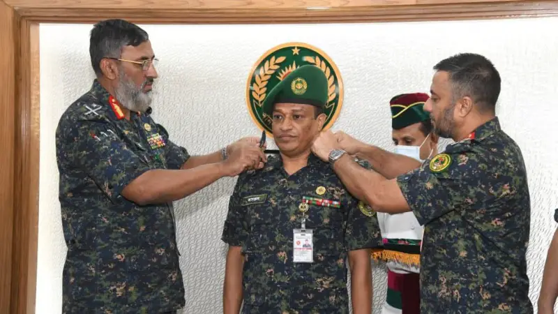 পদোন্নতিপ্রাপ্ত ১৫ জনকে র‌্যাংক ব্যাজ পরালেন আনসারের মহাপরিচালক