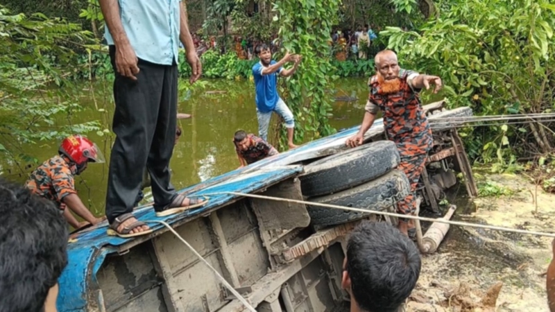 ঝিনাইগাতীতে যাত্রীবাহী বাস পুকুরে উল্টে আহত ২০, নিখোঁজ ১ ঝিনাইগাতীতে যাত্রীবাহী বাস পুকুরে উল্টে আহত ২০, নিখোঁজ ১