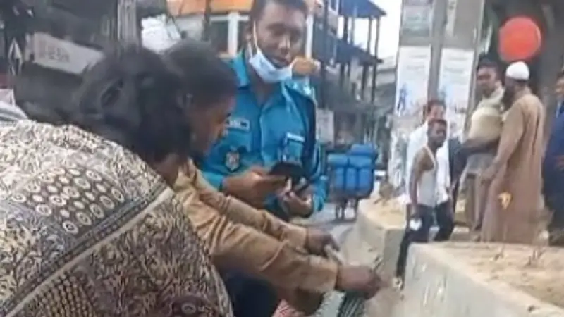 ফুটপাতে সন্তান জন্ম দিলেন মানসিক ভারসাম্যহীন নারী, পাশে দাঁড়াল পুলিশ ফুটপাতে সন্তান জন্ম দিলেন মানসিক ভারসাম্যহীন নারী, পাশে দাঁড়াল পুলিশ