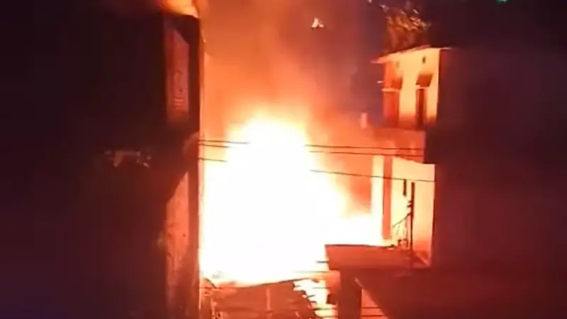 রাজশাহী নিউমার্কেটের কাঁচাবাজারে ভয়াবহ অগ্নিকাণ্ড রাজশাহী নিউমার্কেটের কাঁচাবাজারে ভয়াবহ অগ্নিকাণ্ড