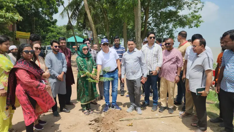বৈষম্য বিরোধী ছাত্রদের অংশগ্রহণে পদ্মা তীরে  বৃক্ষরোপণ